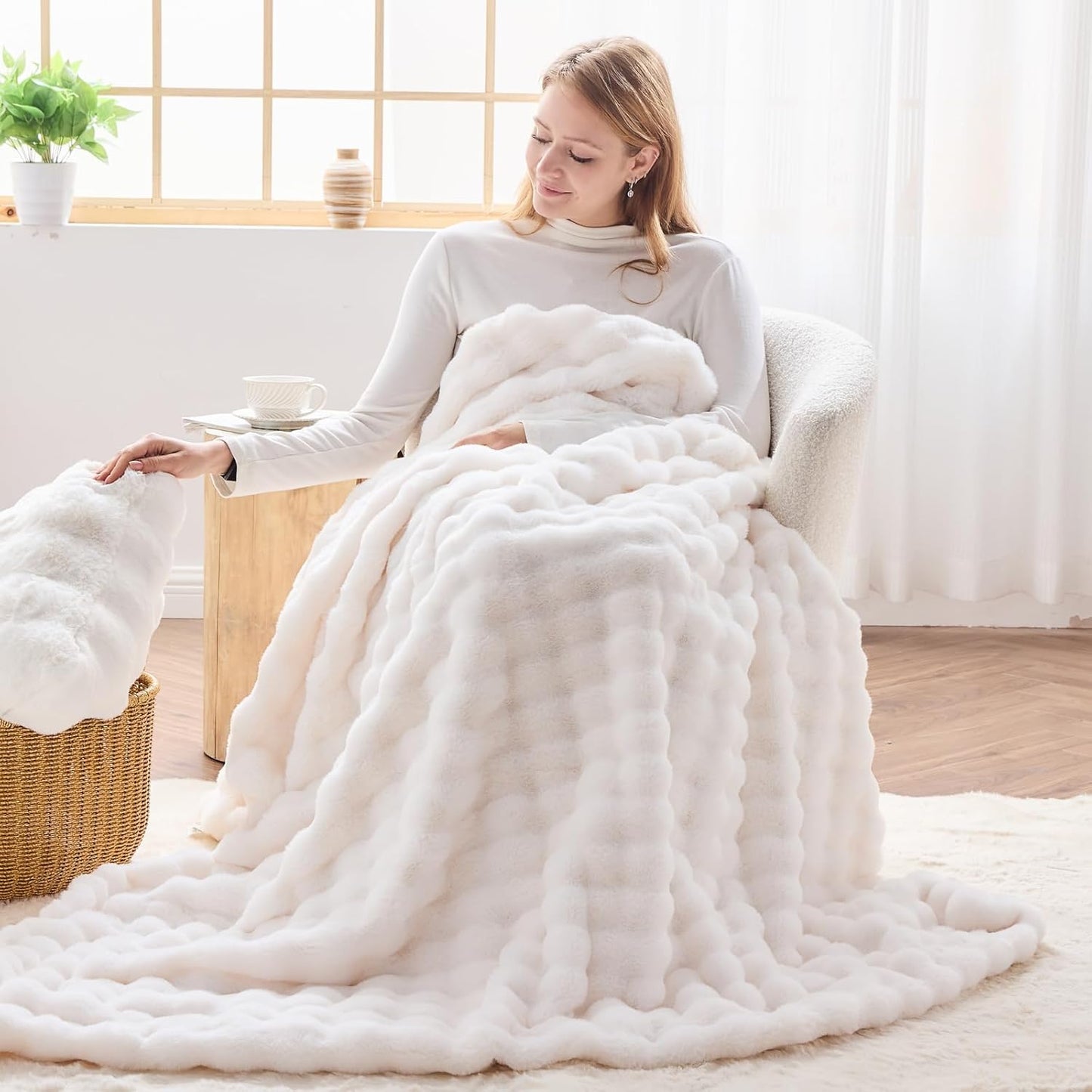 NEWCOSPLAY Faux Fur King Blanket Ivory Bubble Blanket Thick Warm Soft for Couch Sofa Bed 550GSM (Ivory, King(90"x110"))