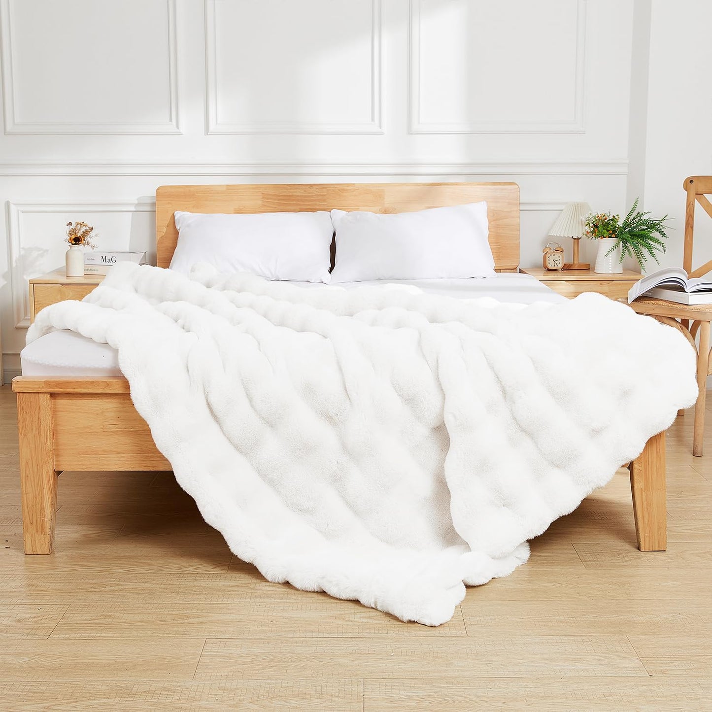Latepis White Faux Fur Throw Blanket Cozy Bubble Blankets Soft Fuzzy Thick Living Room Blanket for Couch Sofa Bedroom Plush Warm Fluffy Blanket for All Seasons Luxury Throw 50x60 Inch, 860gsm