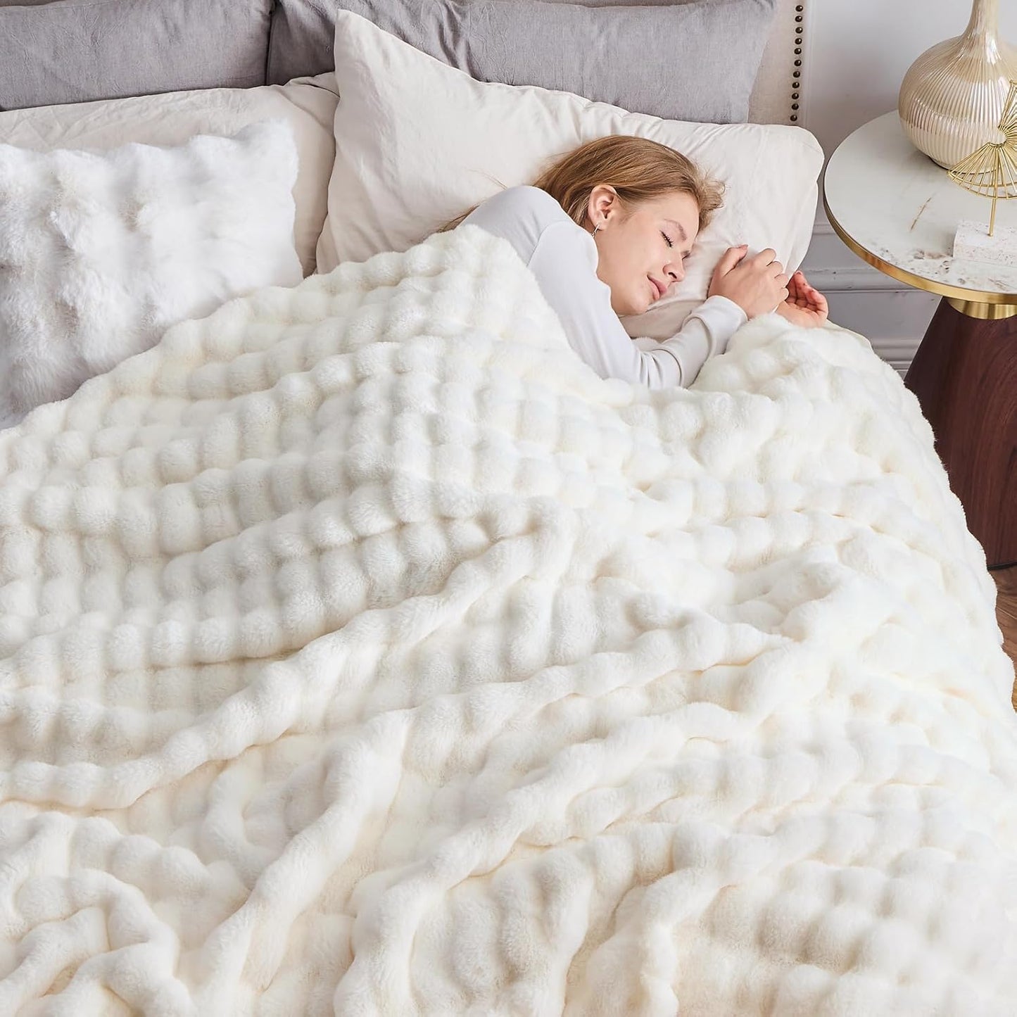 NEWCOSPLAY Faux Fur Queen Blanket Ivory Bubble Blanket Thick Warm Soft for Couch Sofa Bed 550GSM (Ivory, Queen(90"x90"))