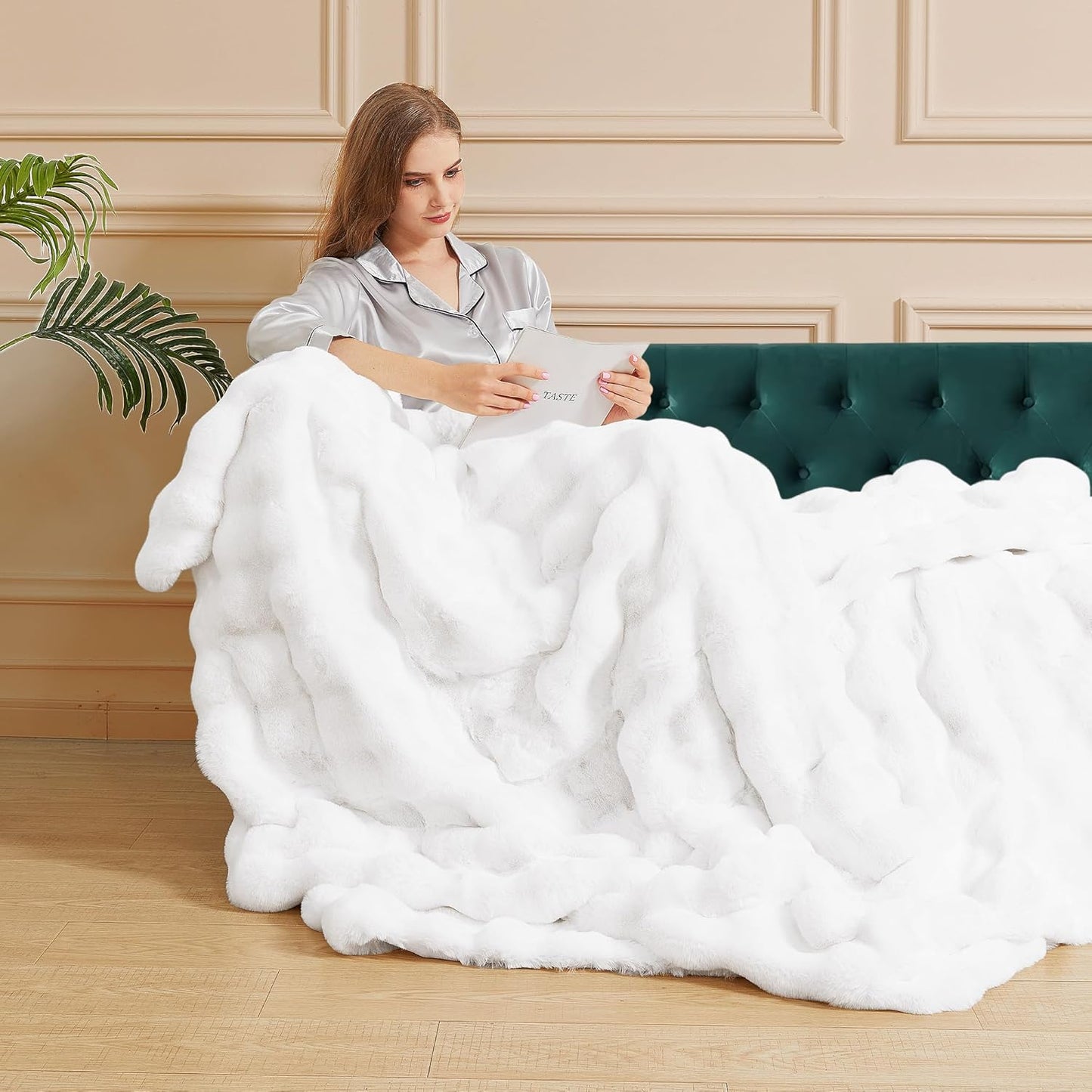 White Furry Blanket King Size Soft Faux Fur Throw Fuzzy Bunny Fur Blanket for Bed Cozy 90x108 Fluffy Blankets King for Bedroom Living Room Home Decor Gifts 1000 GSM