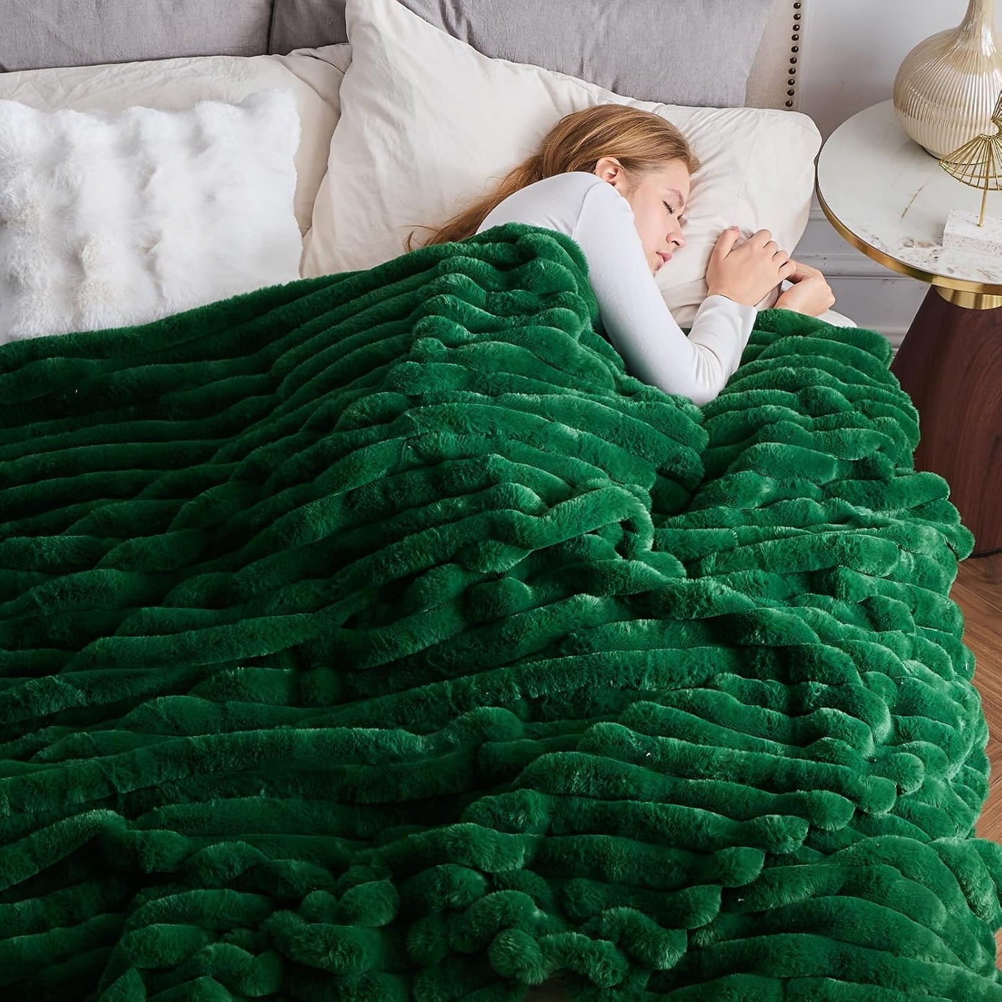 NEWCOSPLAY Faux Fur Throw Blanket Dark Green 3D Ribbed Plush Thick Warm Blanket for Couch Sofa Bed 850GSM (Dark Green Ribbed, Throw(50"x60"))