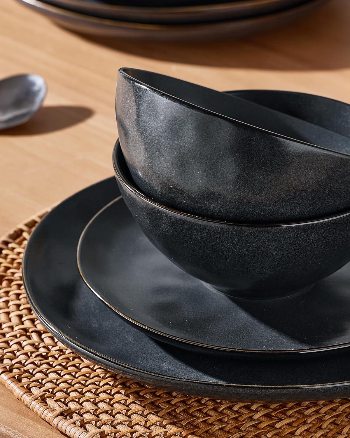 Famiware Dinnerware Sets for 8, Ocean Round 24-Piece Kitchen Plates and Bowls Sets, Microwave and Dishwasher Safe, Scratch Resistant, Matte Black