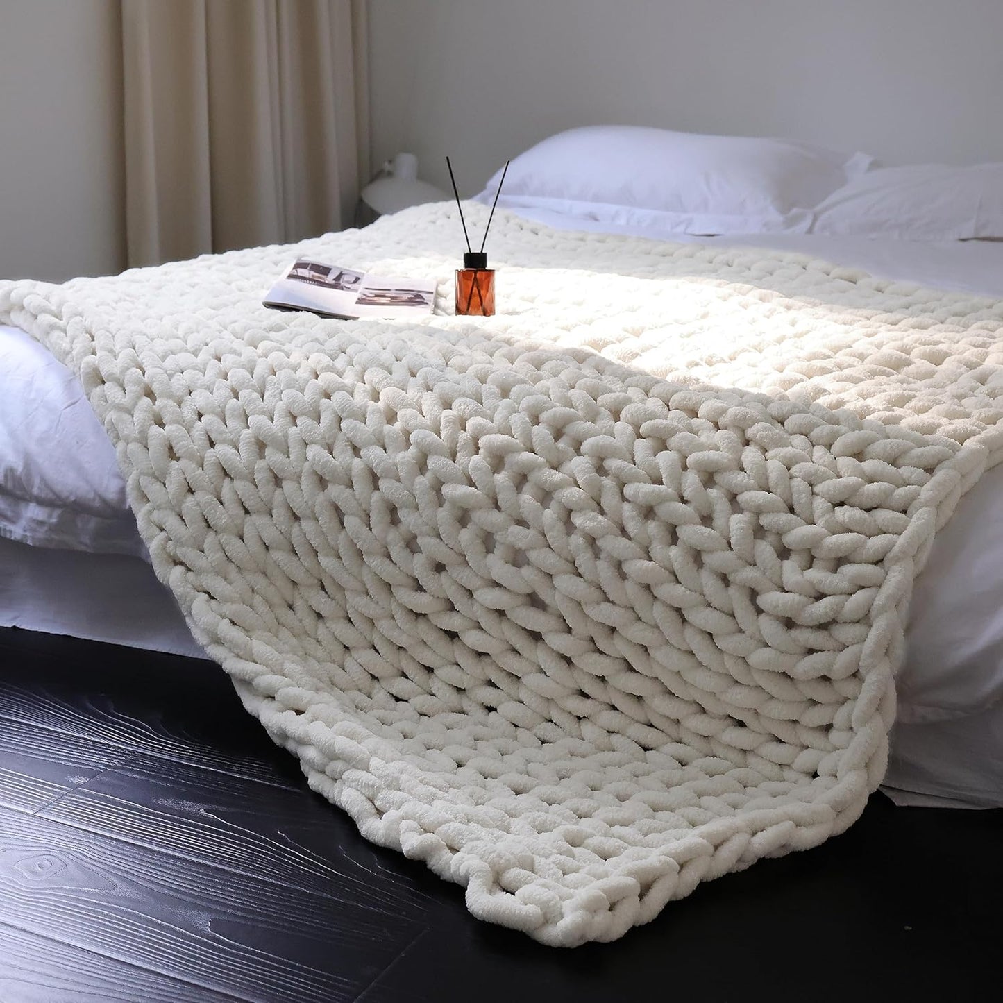 Maetoow Chenille Chunky Knit Blanket Throw （82×86 Inch）, Handmade Warm & Cozy Blanket Couch, Bed, Home Decor, Soft Breathable Fleece Banket, Christmas Thick and Giant Yarn Throws, Cream